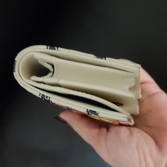 NEW AUTHENTIC GUCCI WALLET - Picture 3 of 7